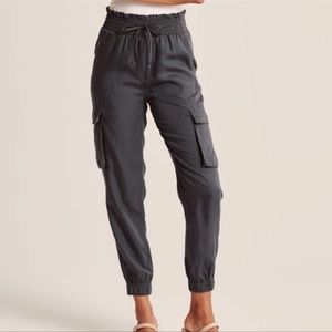 🎄Abercrombie & Fitch Cargo Joggers